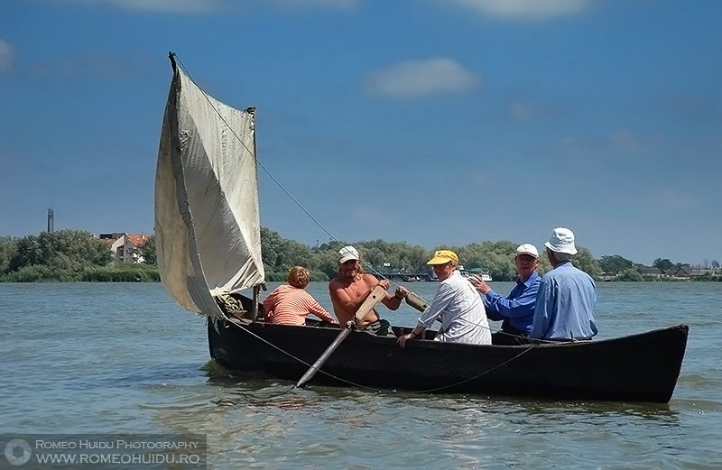 Barca cu turisti
